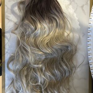 Elegant Ombre Blonde Wavy Wig